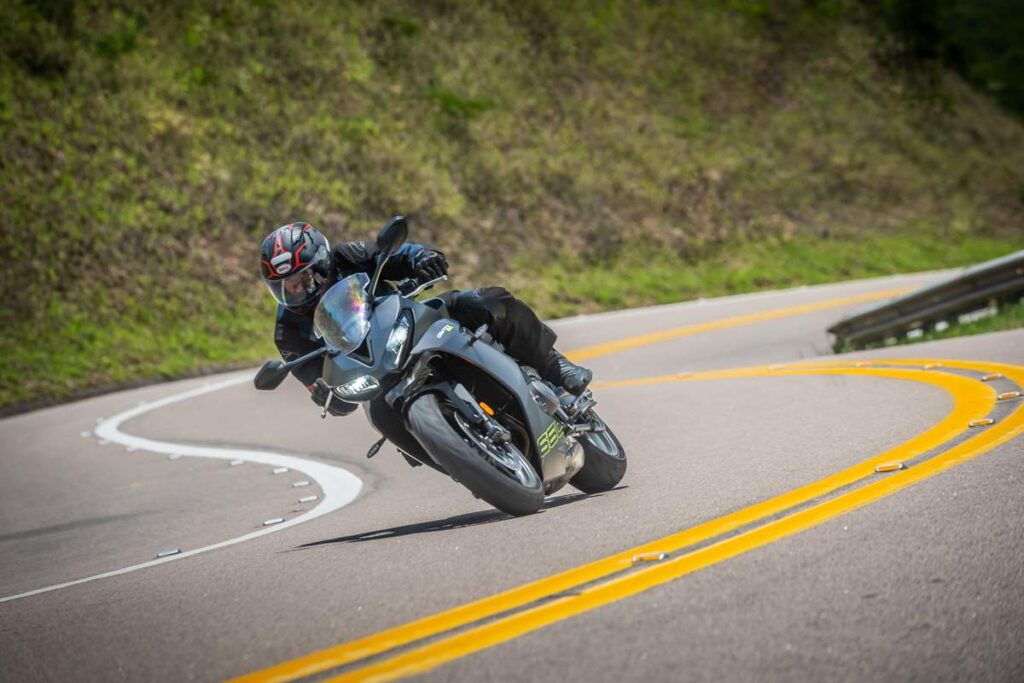 imagem piloto fazendo curva radical com a Triumph Daytona 660