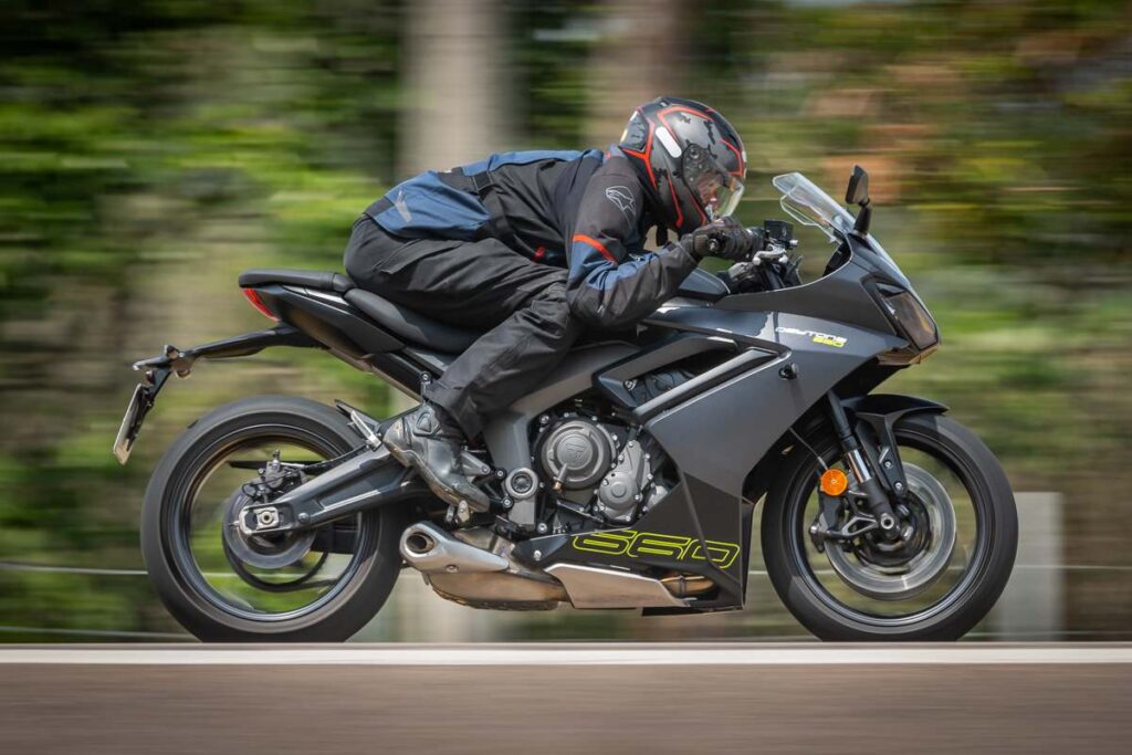 imagem piloto em ação com a Triumph Daytona 660