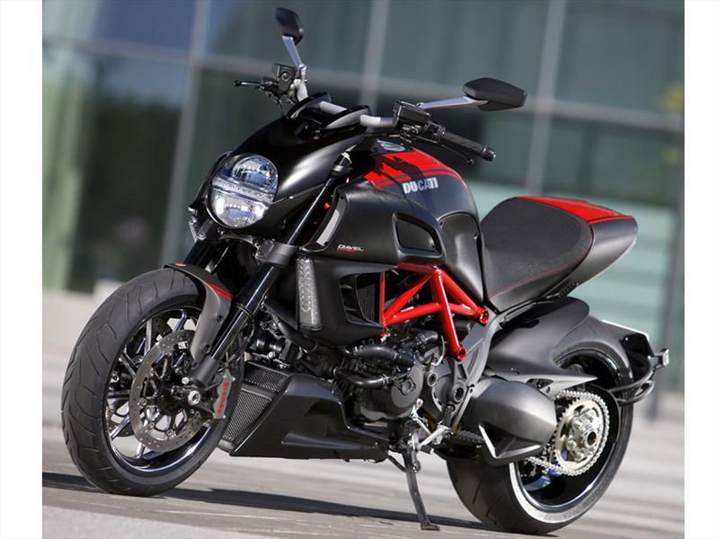 Modelo 2011, a primeira. Agora, Ducati Diavel V4 ainda mais ousada