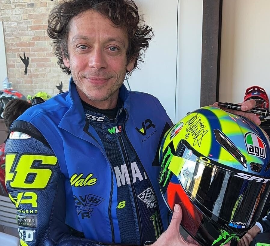 Capacete do VR46 é vendido por R$61 mil.