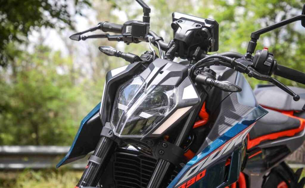 imagem do farol em LED da nova KTM 390 Duke 2025