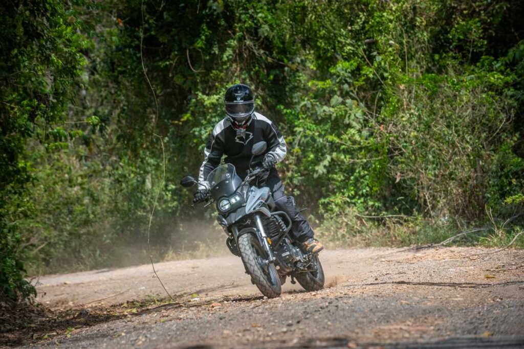 imagem piloto em ação na terra com a nova Shineray Storm 200