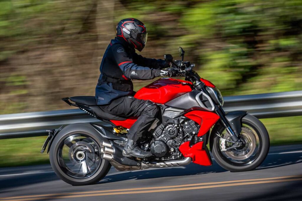 imagem piloto com a Ducati Diavel V4