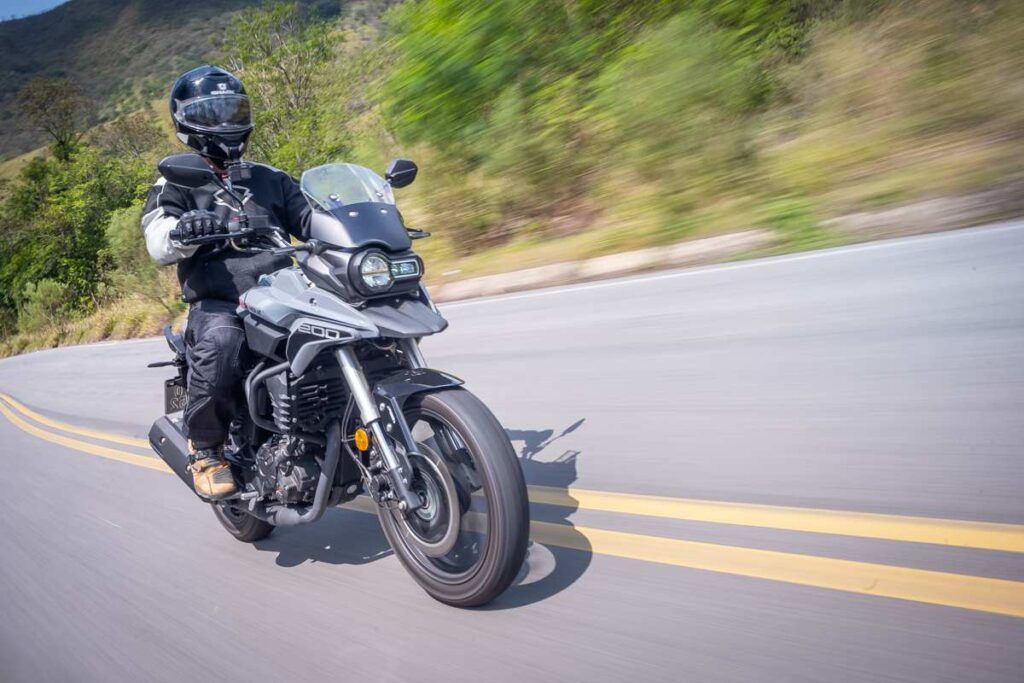 imagem piloto rodando na estrada de asfalto com a nova Shineray Storm 200