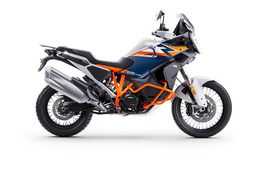 KTM 1390 Super Adventure R tem rodas 21 e 18 polegadas raiadas.