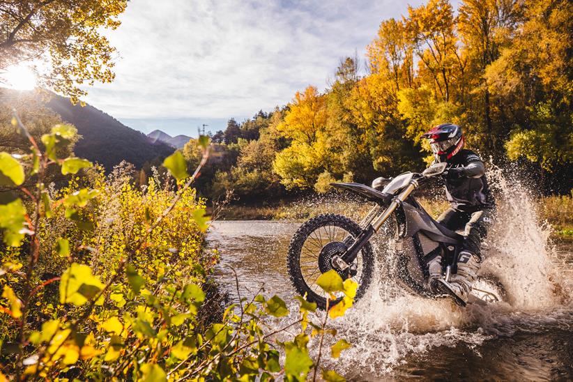 Essa Moto de enduro elétrica enfrenta tudo