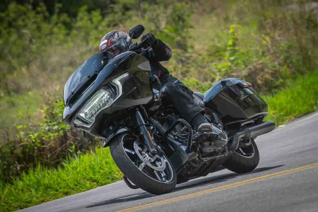 piloto em ação com a Harley-Davidson Road Glide - foto: Gustavo Epifanio