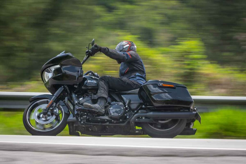 imagem piloto em ação em curva com a Harley-Davidson Road Glide - foto: Gustavo Epifanio