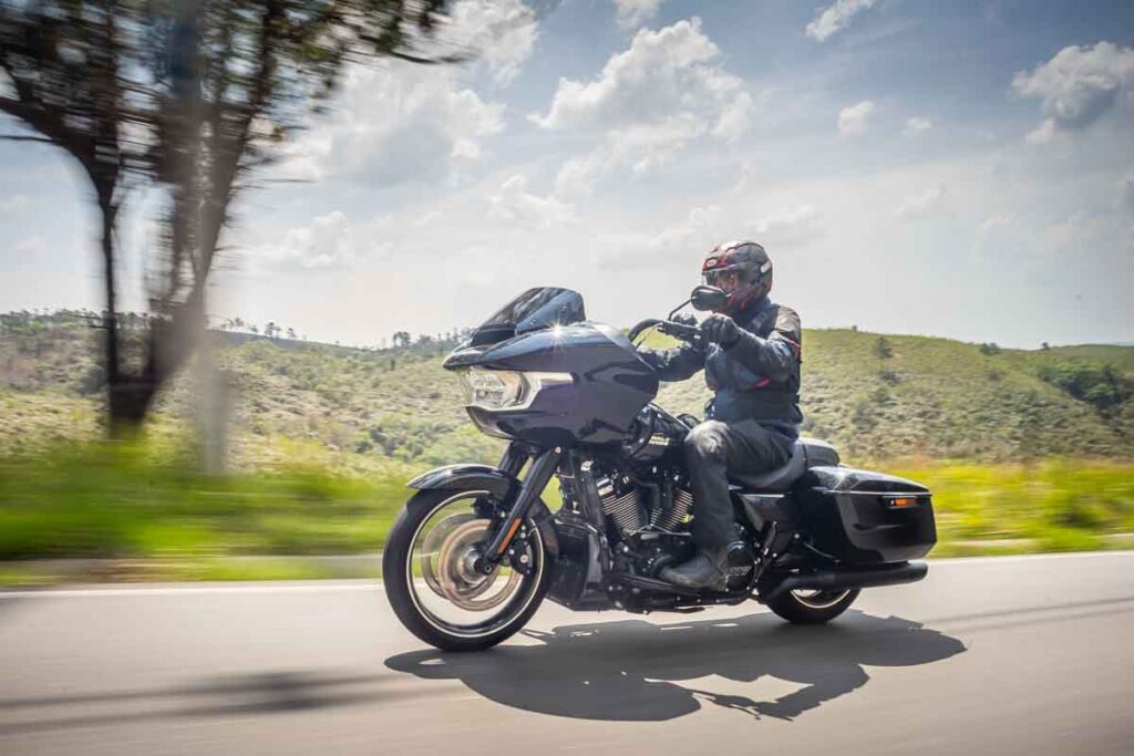 imagem lateral do piloto com a Harley-Davidson Road Glide - foto: Gustavo Epifanio