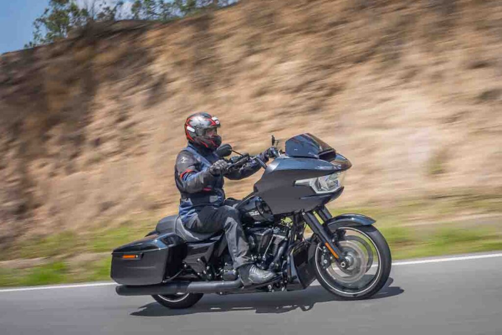 imagem piloto com a nova Harley-Davidson Road Glide - foto: Gustavo Epifanio