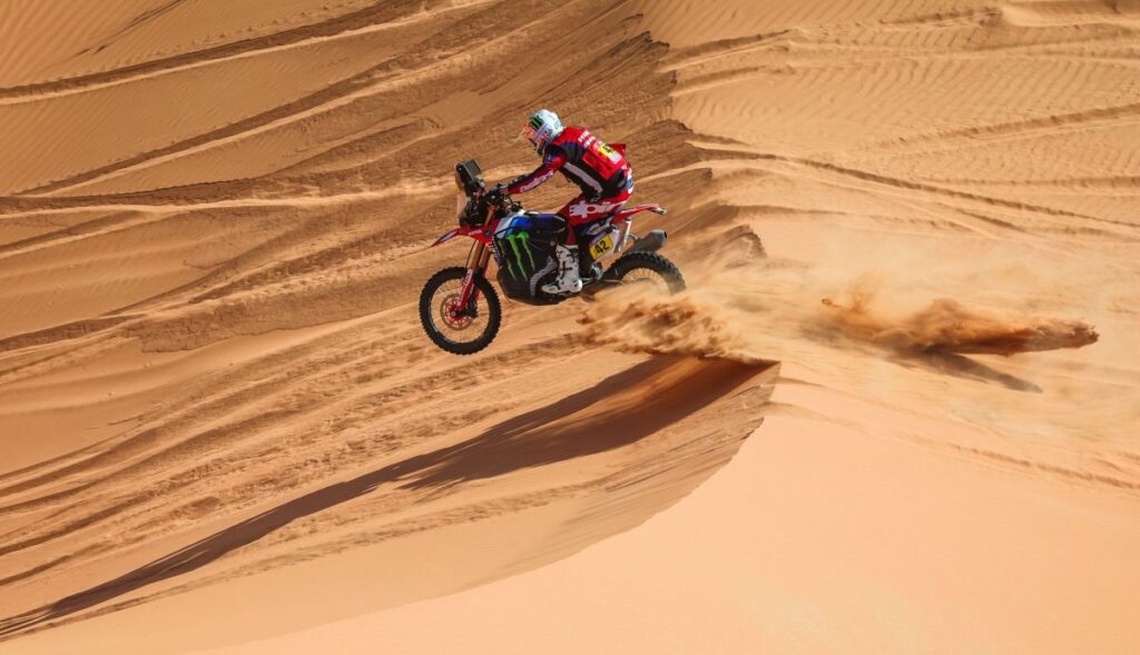 imagem do francês Adrien Van Beveren e sua Honda no Dakar 2025