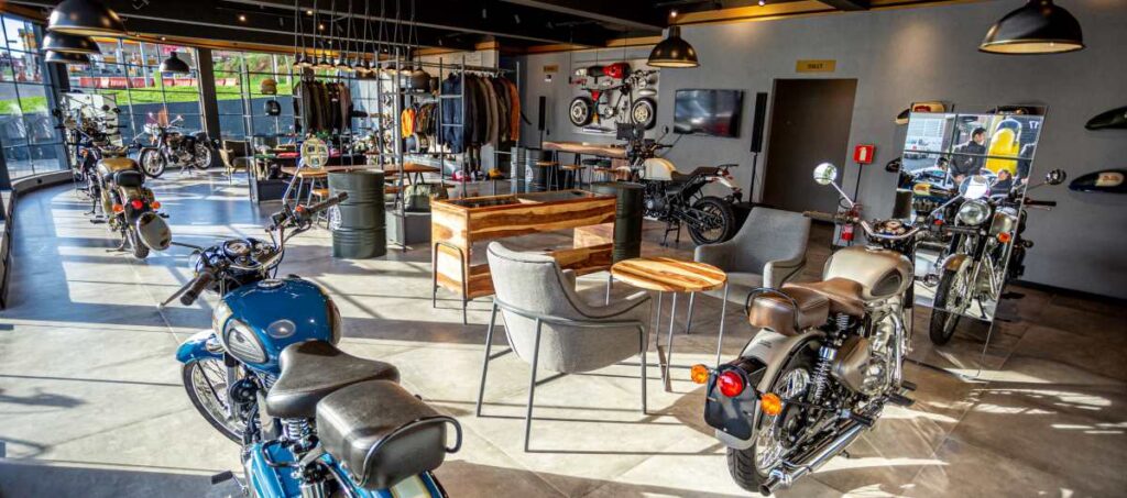 imagem do interior de uma loja Royal Enfield