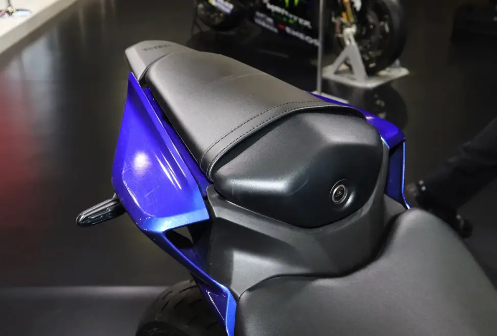 imagem do assento da nova Yamaha YZF-R3 2025