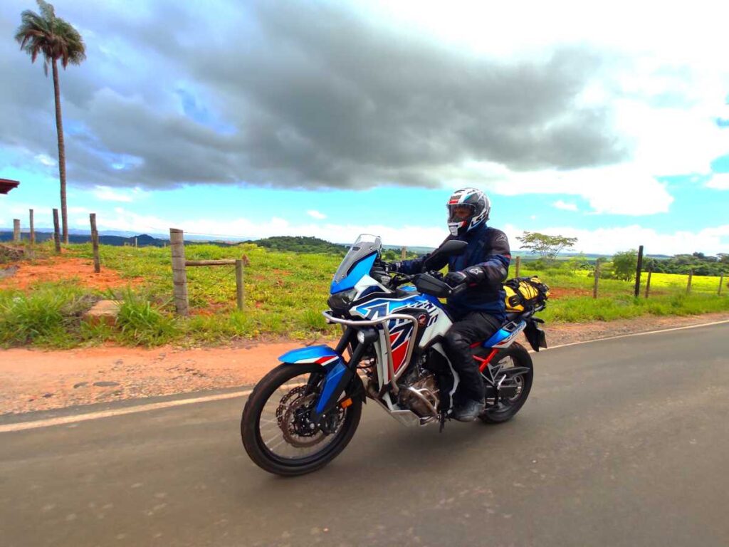 imagem piloto na estrada com a Honda CRF 1100L Africa Twin DCT