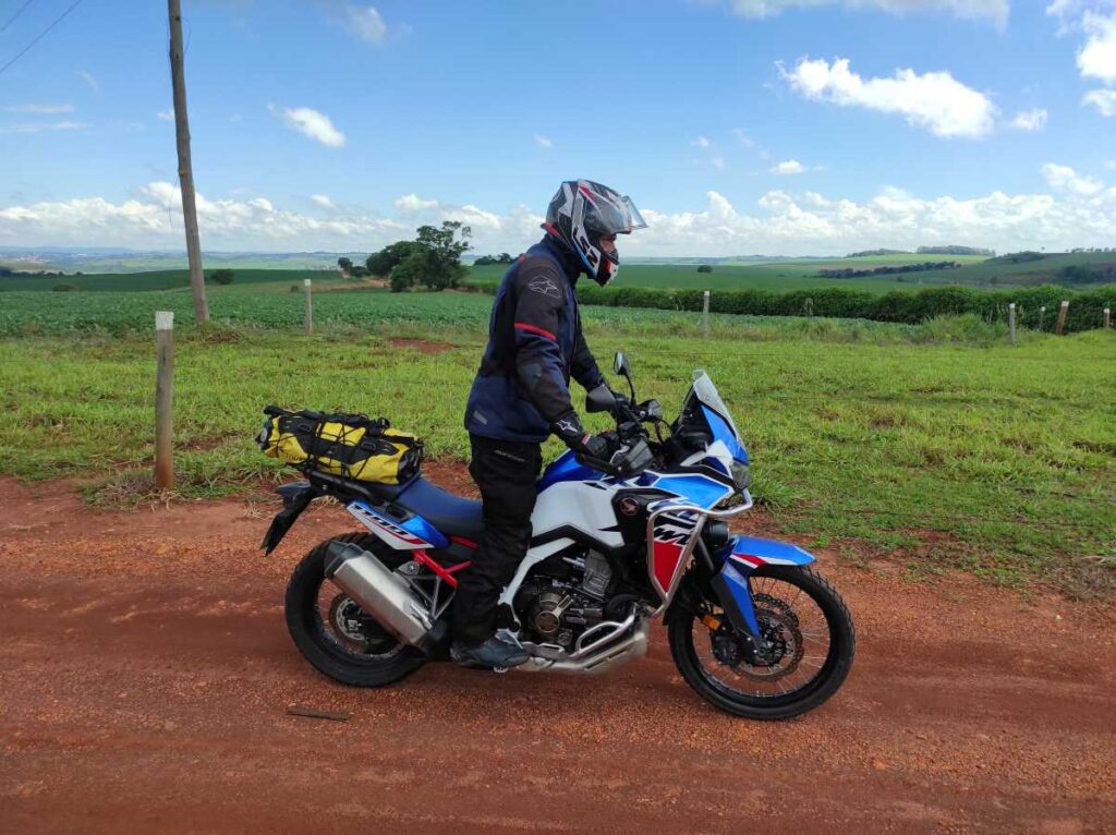 imagem do piloto em ambiente off-road com a Honda CRF 1100L Africa Twin DCT