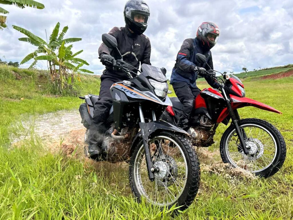 imagem em ação das Honda Bros 160 e XRE 190