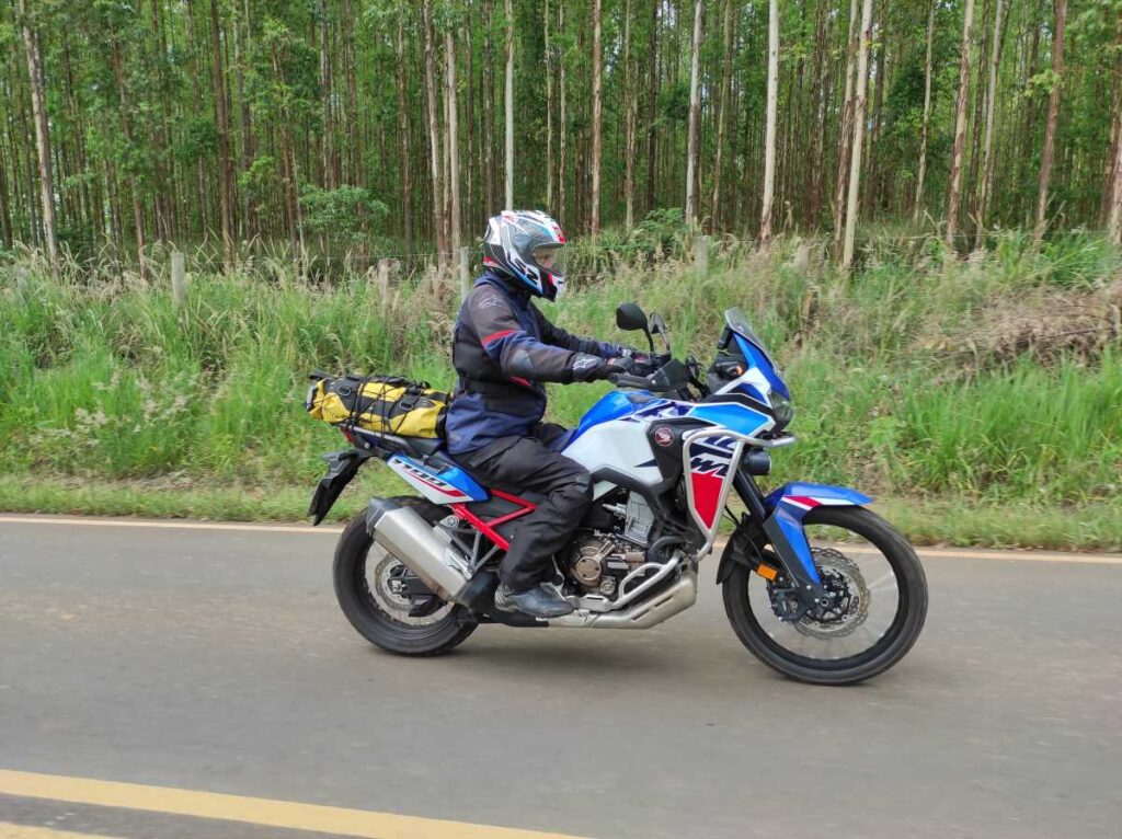 imagem do piloto em aão na estrada com a Honda CRF 1100L Africa Twin DCT