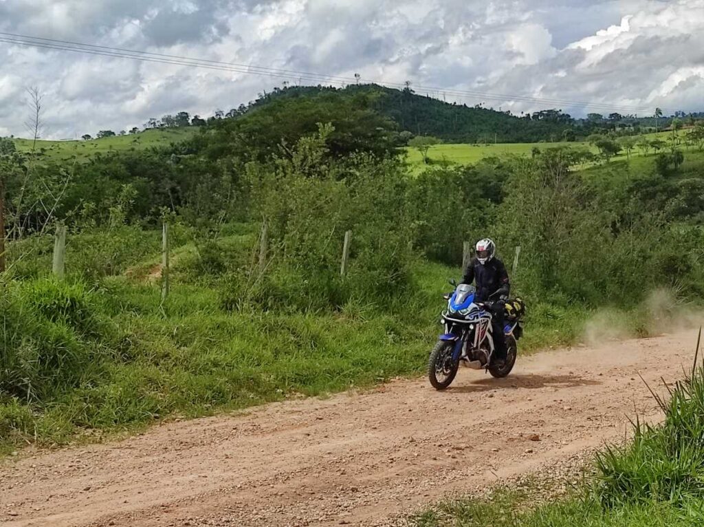 imagem piloto em ação com a Honda CRF 1100L Africa Twin DCT