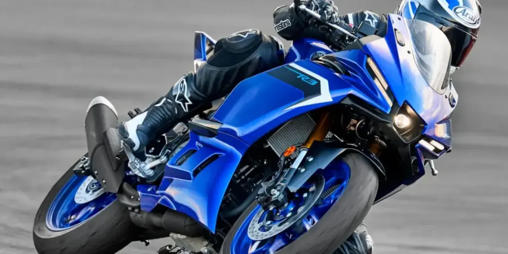 imagem do piloto em ação em curva com a nova Yamaha YZF-R3 2025