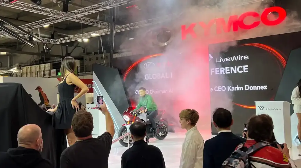 A Kymco RevoNEX está a caminho com o presidente pilotando