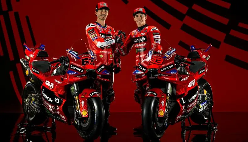 pecco-bagnaia-e-marc-marquez-junto-com-a-ducati-desmosedici-gp25-ducati-lenovo-motociclismoonline