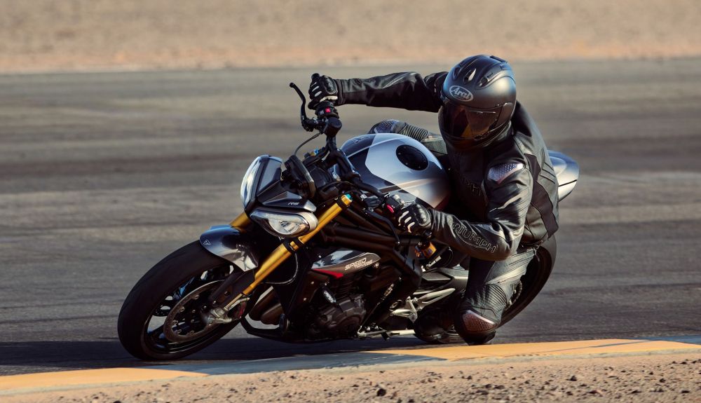 imagem do piloto em ação em curva com a nova Triumph Speed Triple 1200 RS 2025