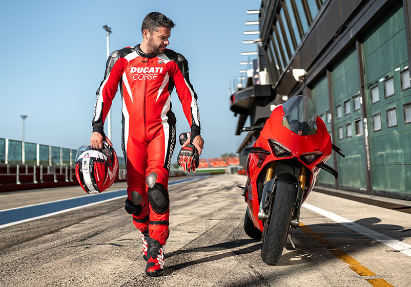 imagem do piloto com a Ducati Panigale V4