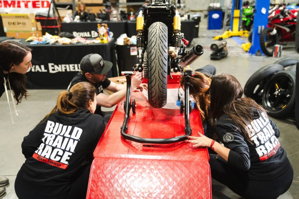 imagem do Royal Enfield Build. Train. Race (BTR) com Tati Paze e Karina Simões