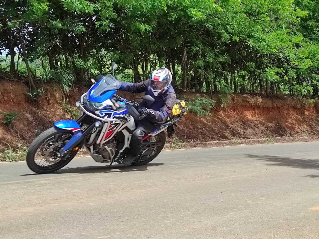 imagem de piloto em ação com motocicleta em curva