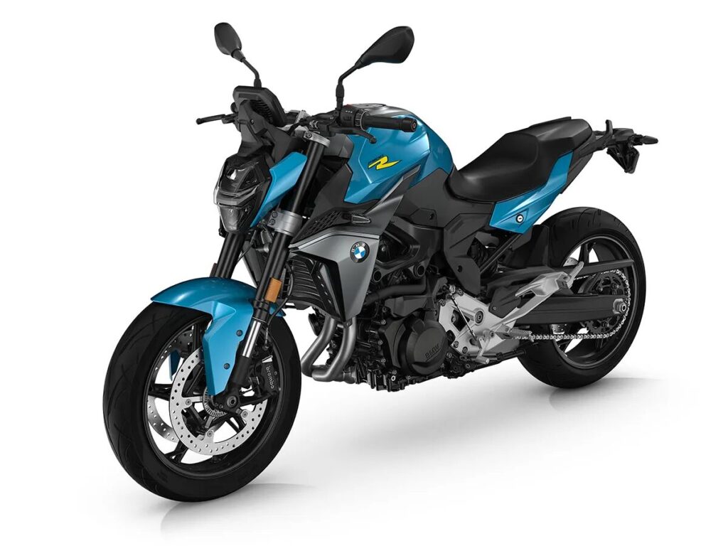 imagem lateral frontal da nova BMW F 900 R 2025 azul