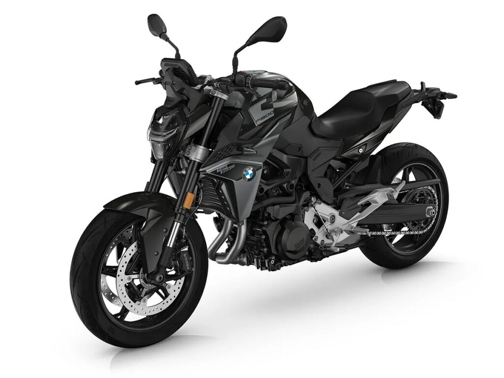 imagem lateral frontal da nova BMW F 900 R 2025 preta