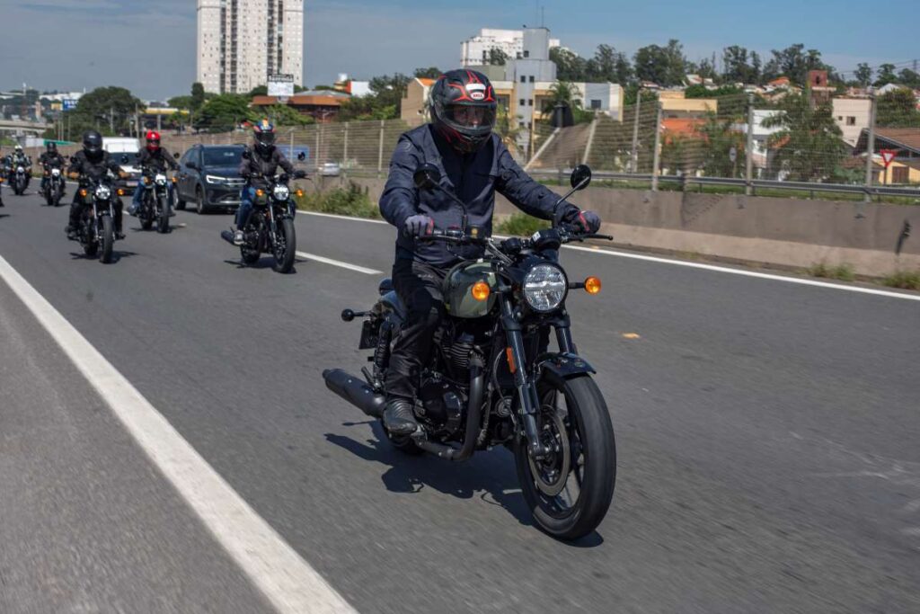 imagem do piloto na estrada com a nova Royal Enfield Shotgun 650