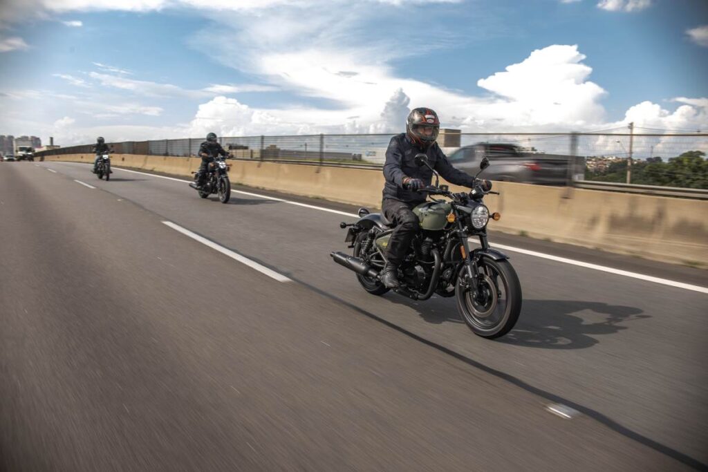 imagem do piloto na rodovia com a nova Royal Enfield Shotgun 650