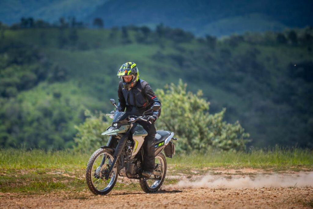 imagem piloto em ação na terra com a nova Yamaha Lander Connected 2025