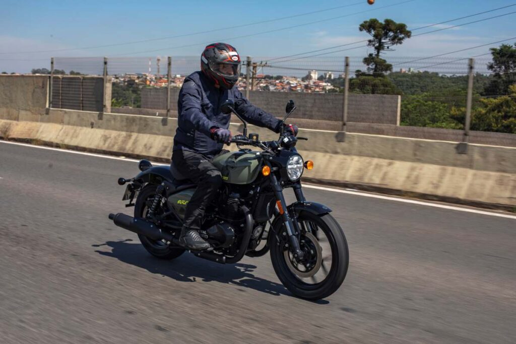 imagem do piloto em ação com a nova Royal Enfield Shotgun 650