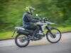 imagem-piloto-em-ação-yamaha-lander-connected-2025-motociclismoonline