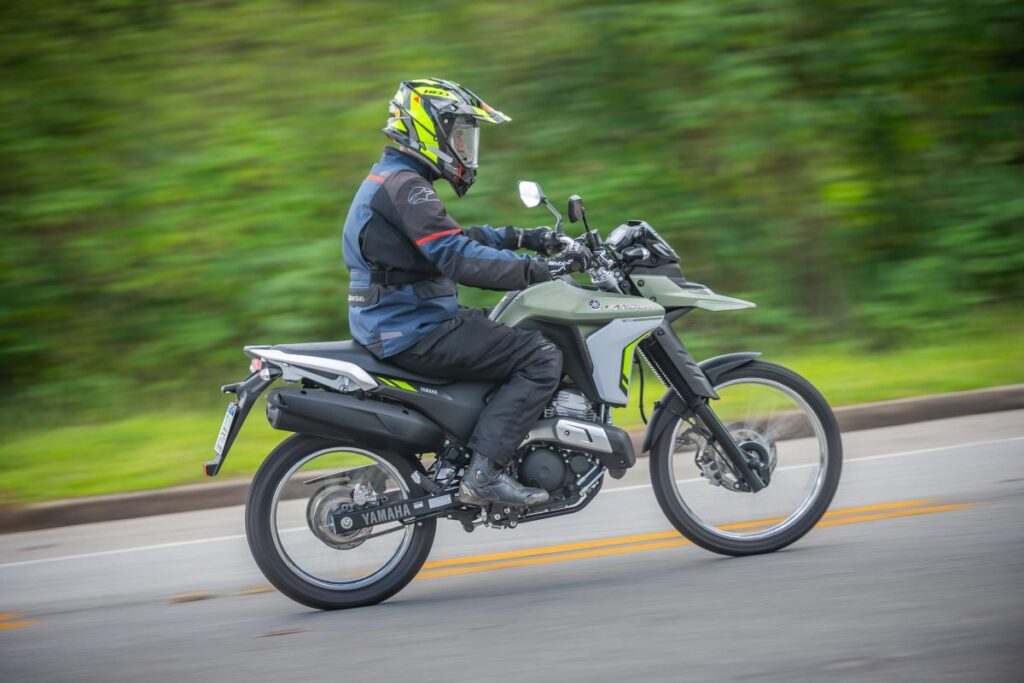 imagem piloto em ação com a nova Yamaha Lander Connected 2025