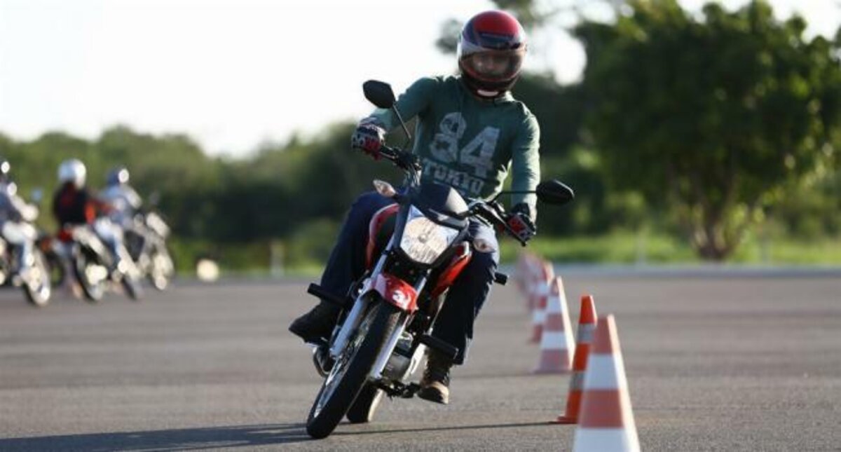 imagem piloto em curso de pilotagem de moto no CETH da Honda