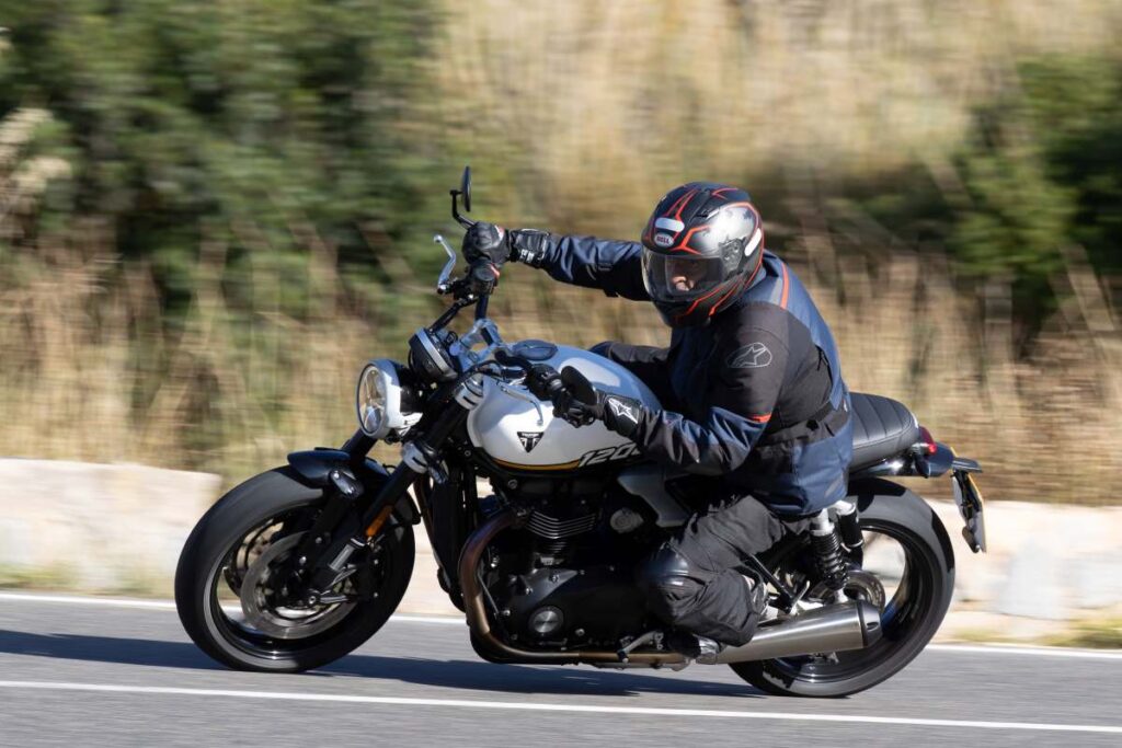 imagem do piloto em ação com a nova triumph speed twin 1200