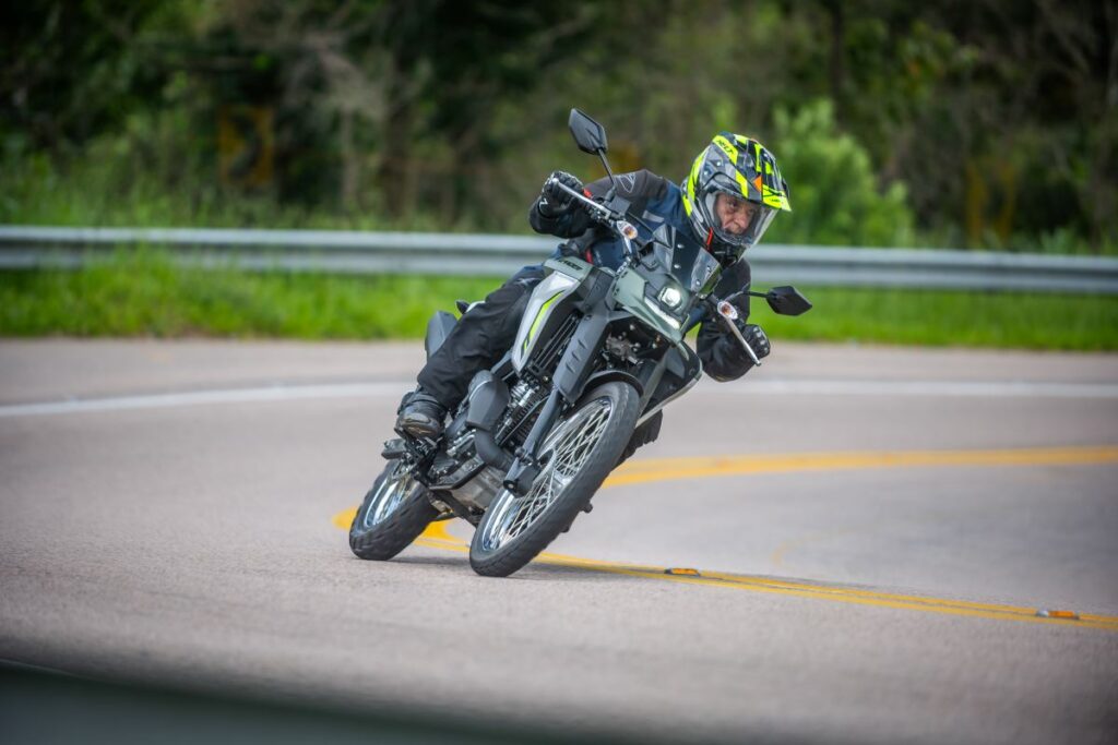 imagem piloto em ação em curva com a nova Yamaha Lander Connected 2025