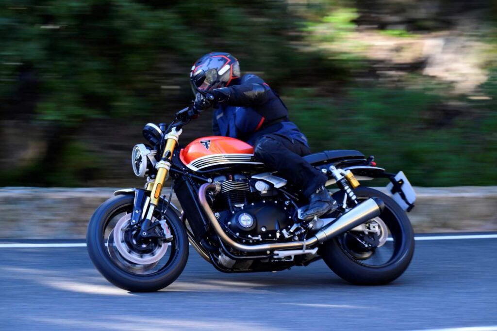 imagem do piloto em açção em curva com a nova triumph speed twin 1200 rs