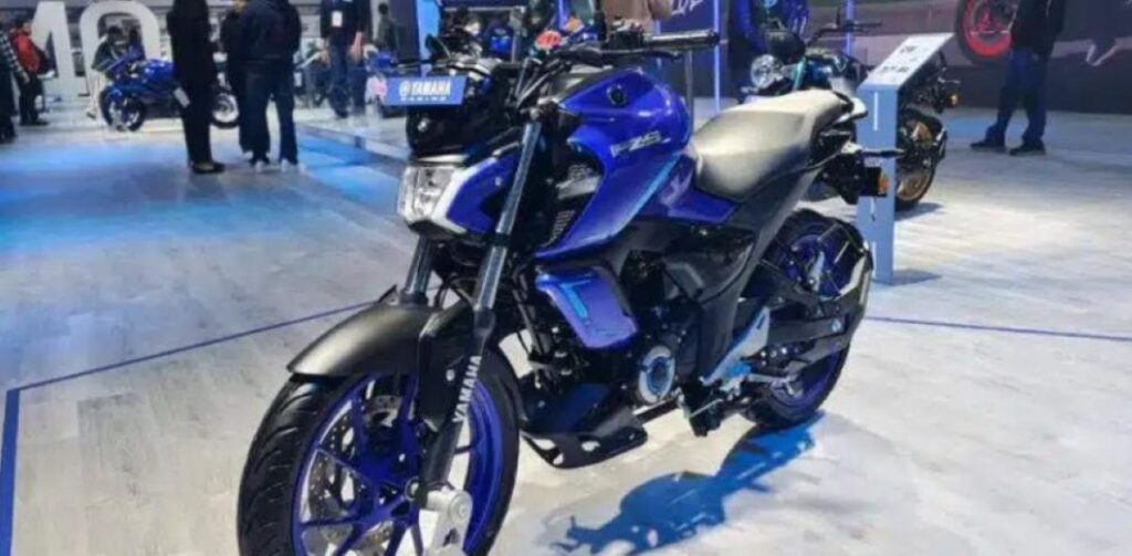 imagem da Yamaha FZ-S Hybrid apresentada no Bharat Mobility Expo 2025