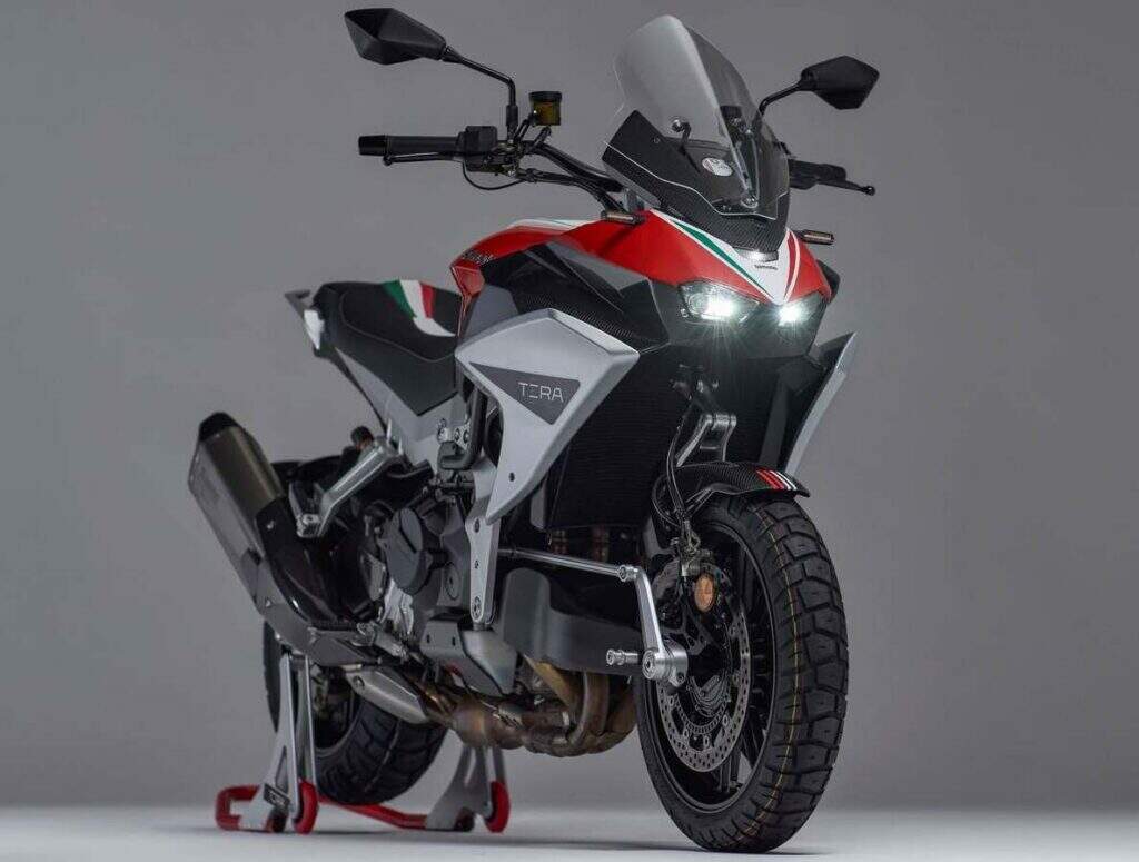 imagem frontal lateral da bimota tesi h2 tera