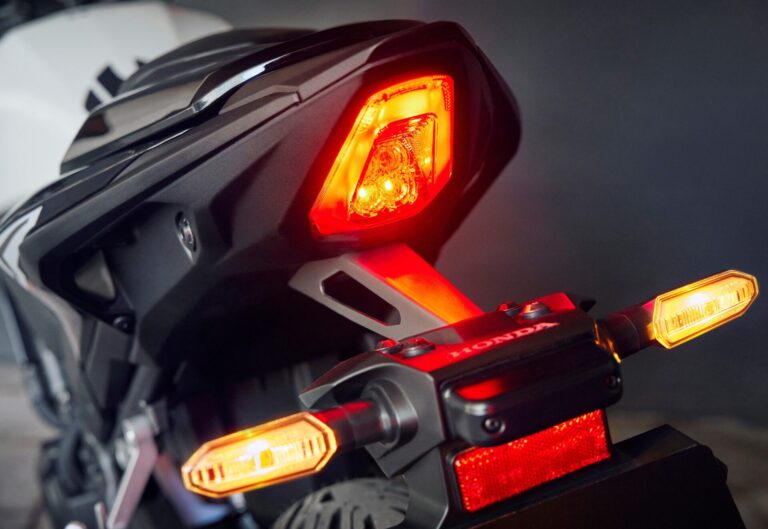 imagem da lanterna traseira em led da nova Honda CB500 Hornet