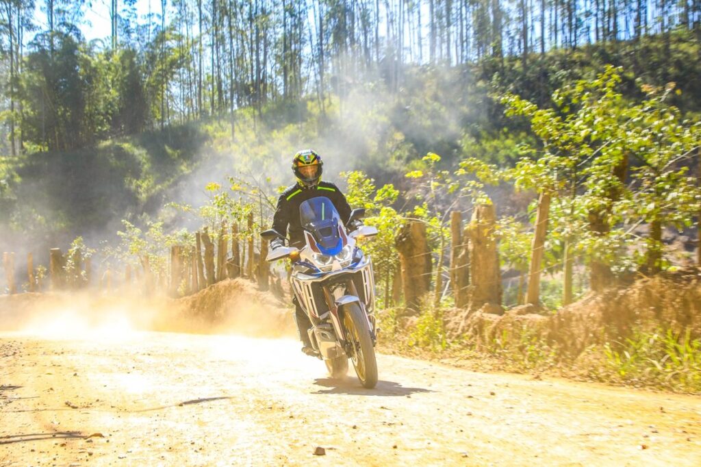 imagem da nova Honda Africa Twin Adventure Sports 2025 em açção