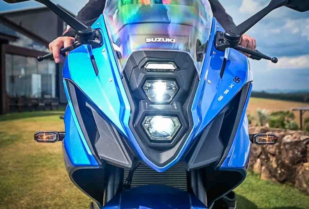 imagem do farol em led da nova suzuki gsx-8r