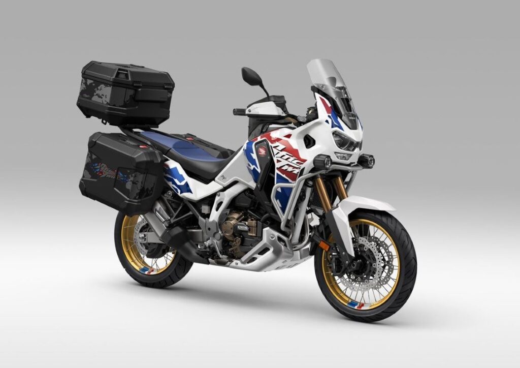 imagem da nova Honda Africa Twin Adventure Sports 2025 equipada com malas