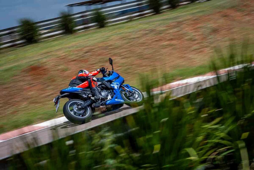 imagem do piloto na pista com a nova suzuki gsx-8r