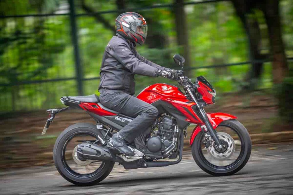 imagem do piloto em ação com a nova yamaha fazer fz25 connected 2025