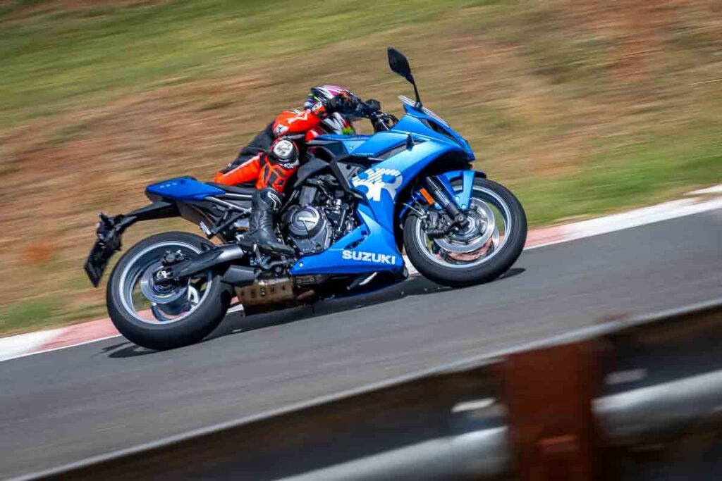 imagem do piloto em curva na pista com a nova suzuki gsx-8r